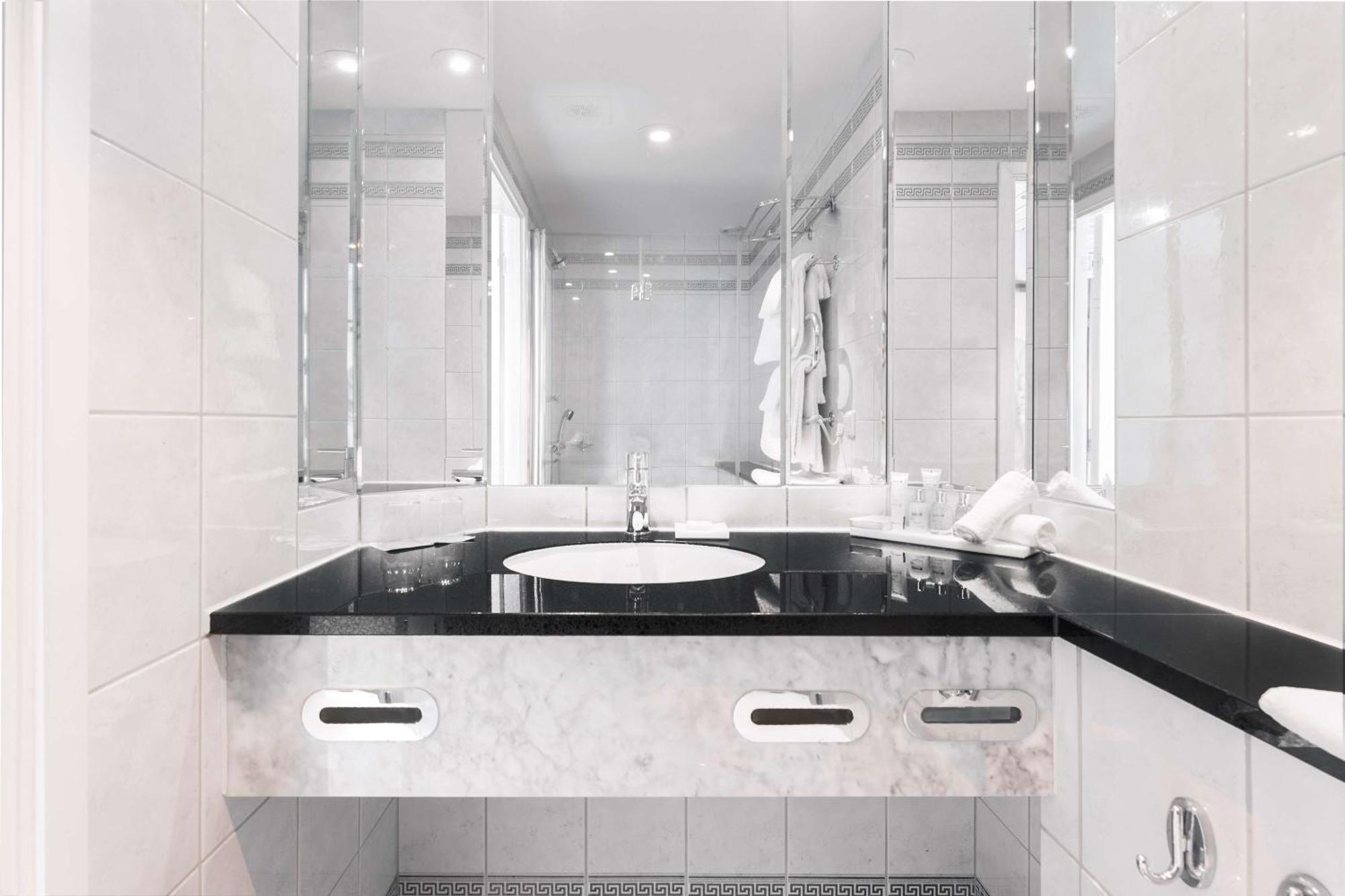 Radisson Blu Plaza Hotel, 4*